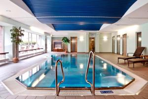 einen Pool in einem Hotel mit blauer Decke in der Unterkunft Courtyard by Marriott Dresden in Dresden