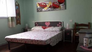 1 dormitorio con 1 cama con almohada de corazón rosa en Casa Sisse, en Cabras