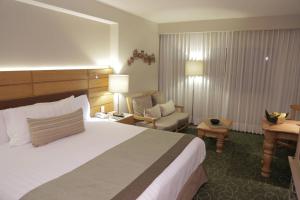 Postel nebo postele na pokoji v ubytování Marriott Tuxtla Gutierrez Hotel
