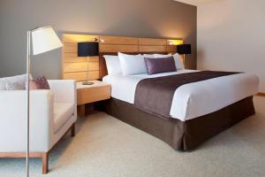 Postel nebo postele na pokoji v ubytování Marriott Tuxtla Gutierrez Hotel