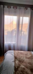 Ένα ή περισσότερα κρεβάτια σε δωμάτιο στο Pyramids & Grand Museum Apartment