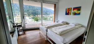 Habitación hospital con cama y ventana grande en Scarlett, en Davos