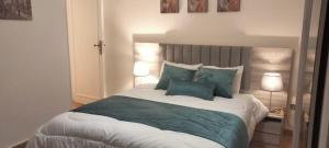 Postel nebo postele na pokoji v ubytování Pyramids & Grand Museum Apartment