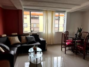 sala de estar con sofá y mesa en Apartamento Nuevo, Amplio, Iluminado, Tranquilo, Acogedor., en Popayán