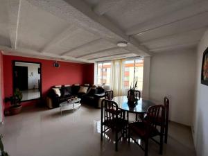 sala de estar con mesa y sofá en Apartamento Nuevo, Amplio, Iluminado, Tranquilo, Acogedor., en Popayán