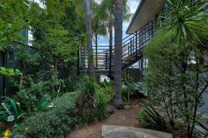 eine Treppe, die zu einem Haus mit Bäumen und Pflanzen führt in der Unterkunft Boho on Sussex North Adelaide in Adelaide