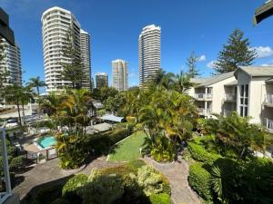 widok na ośrodek z palmami i budynkami w obiekcie Bayview Bay Apartments and Marina w mieście Gold Coast