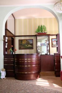 a salon with a wooden counter in a room at Hotel Buchenpark in Bansin