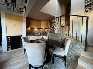 eine Küche und ein Esszimmer mit Tisch und Stühlen in der Unterkunft DEPARTAMENTO VILLA NEEK in San Cristóbal de las Casas