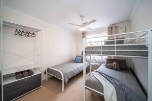 um quarto com 2 beliches e uma cama em Escape to Adelaide Hills 
