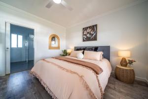 ein Schlafzimmer mit einem großen Bett und zwei Lampen in der Unterkunft Riverglades View Riverglades in Murray Bridge