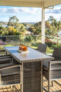 einen Tisch und Stühle auf einer Veranda mit Aussicht in der Unterkunft Riverglades View Riverglades in Murray Bridge