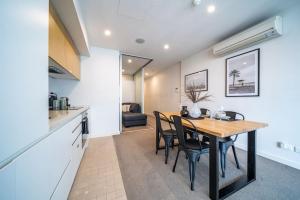 - une cuisine et une salle à manger avec une table et des chaises dans l'établissement Relax Balfours Way Adelaide, à Adélaïde