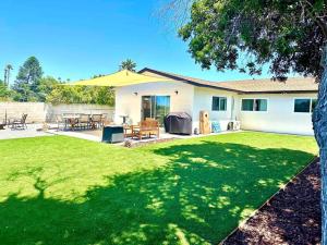 una casa con un patio con césped en Modern Home with View and Large Private backyard, en San Diego