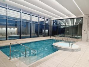 una piscina in un edificio con finestre di Rewal Blue Paradise Hevenia a Rewal
