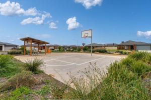 een basketbalveld met een basketbalring bij Clio on the corner in Shepparton