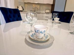 uma mesa com uma chávena e um copo de vinho em Rewal Blue Paradise Hevenia em Rewal