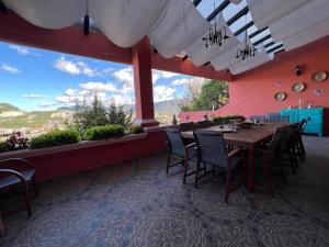 ein Esszimmer mit einem langen Tisch und Stühlen in der Unterkunft DEPARTAMENTO VILLA NEEK in San Cristóbal de las Casas