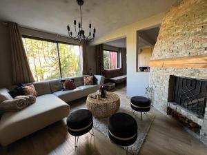ein Wohnzimmer mit Couch und Kamin in der Unterkunft DEPARTAMENTO VILLA NEEK in San Cristóbal de las Casas