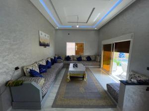 sala de estar con sofá y mesa en Villa avec piscine ( régions de Marrakech), 