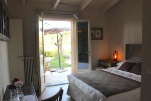una camera da letto con un letto e un patio con un ombrellone di B&B Kapì Country ad Alghero