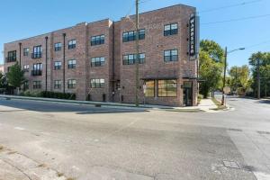 eine leere Straße vor einem Backsteingebäude in der Unterkunft Chic East Nashville Condo with Free Parking 3 mi to Broadway in Nashville
