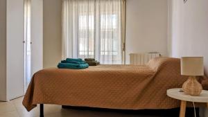 een slaapkamer met een bed met blauwe handdoeken bij Appartamento La Terrazza in Trapani