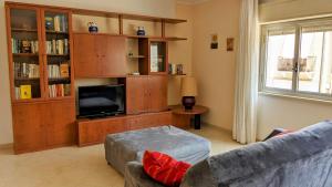 een woonkamer met een bank en een tv bij Appartamento La Terrazza in Trapani