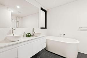 Bilik mandi di Surry Hills Charmer l 1 Bedroom Apartment