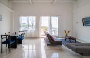 a living room with a couch and a table at Hermoso Apartamento en Mesitas de El Colegio in El Colegio