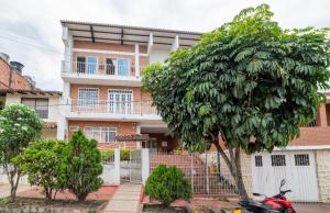 a motorcycle parked in front of a house at Hermoso Apartamento en Mesitas de El Colegio in El Colegio