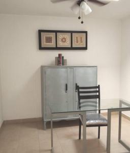 uma mesa de vidro e uma cadeira num quarto em Casa cómoda para descansar o vacacionar em Xochitepec