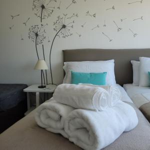 Un dormitorio con una cama con toallas. en Calle 10 - Monoambiente, en La Plata