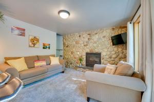 Prostor za sedenje u objektu Peaceful Leavenworth Cabin with Deck and Fire Pit!