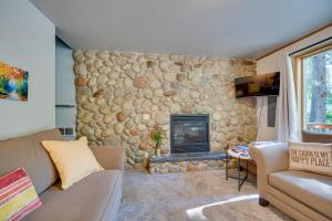Prostor za sedenje u objektu Peaceful Leavenworth Cabin with Deck and Fire Pit!