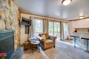 Prostor za sedenje u objektu Peaceful Leavenworth Cabin with Deck and Fire Pit!