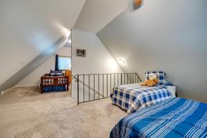 Krevet ili kreveti u jedinici u okviru objekta Peaceful Leavenworth Cabin with Deck and Fire Pit!