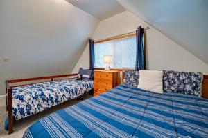 Krevet ili kreveti u jedinici u okviru objekta Peaceful Leavenworth Cabin with Deck and Fire Pit!