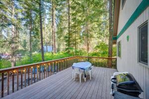 Balkon ili terasa u objektu Peaceful Leavenworth Cabin with Deck and Fire Pit!