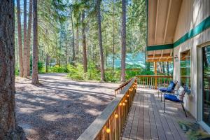 Vrt ispred objekta Peaceful Leavenworth Cabin with Deck and Fire Pit!