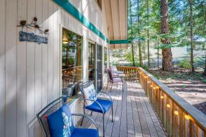 Fotografija u galeriji objekta Peaceful Leavenworth Cabin with Deck and Fire Pit! u gradu Levenvort