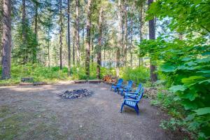 Vrt ispred objekta Peaceful Leavenworth Cabin with Deck and Fire Pit!