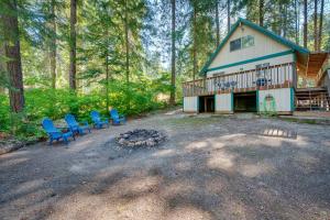 Vrt ispred objekta Peaceful Leavenworth Cabin with Deck and Fire Pit!