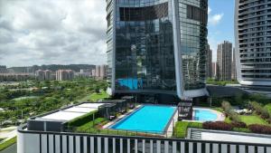 珠海的住宿－珠海华发万豪酒店，享有带游泳池的建筑的空中景致