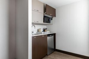 Cucina o angolo cottura di Four Points by Sheraton Lévis Convention Centre