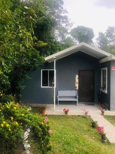 niebieski dom z ławką przed nim w obiekcie Lissadell Country House w mieście Monteverde
