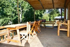 une table et des chaises en bois sur une terrasse en bois dans l'établissement Cabañas oasis, radal 7 tazas, à El Torreón