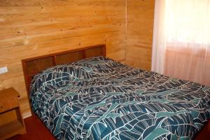 El TorreónにあるCabañas oasis, radal 7 tazasの木製の壁のベッドルームのベッド1台
