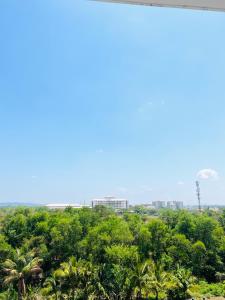 una vista de la ciudad desde lo alto de los árboles en Imperio Armanistay Alor Star en Alor Setar