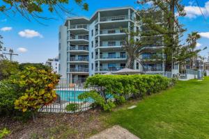 Bazén v ubytování Gena Apartments Unit 13 Kings Beach QLD nebo v jeho okolí